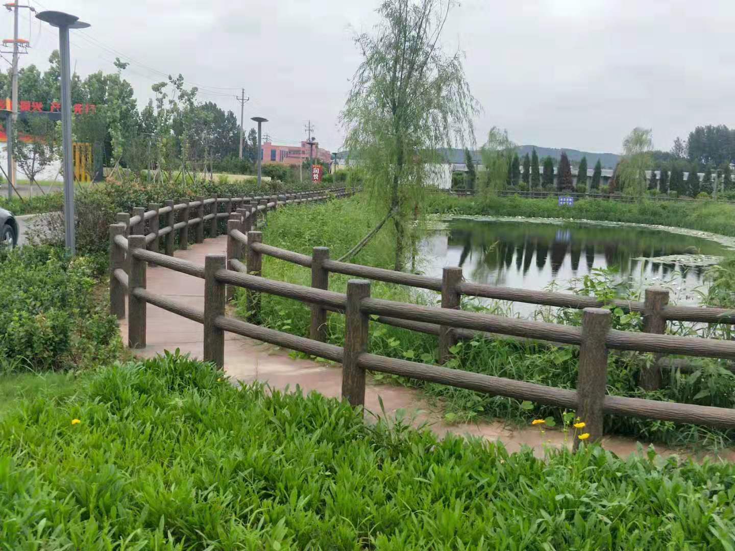 仿（fǎng）樹（shù）皮兩扶手護欄 (1).jpg