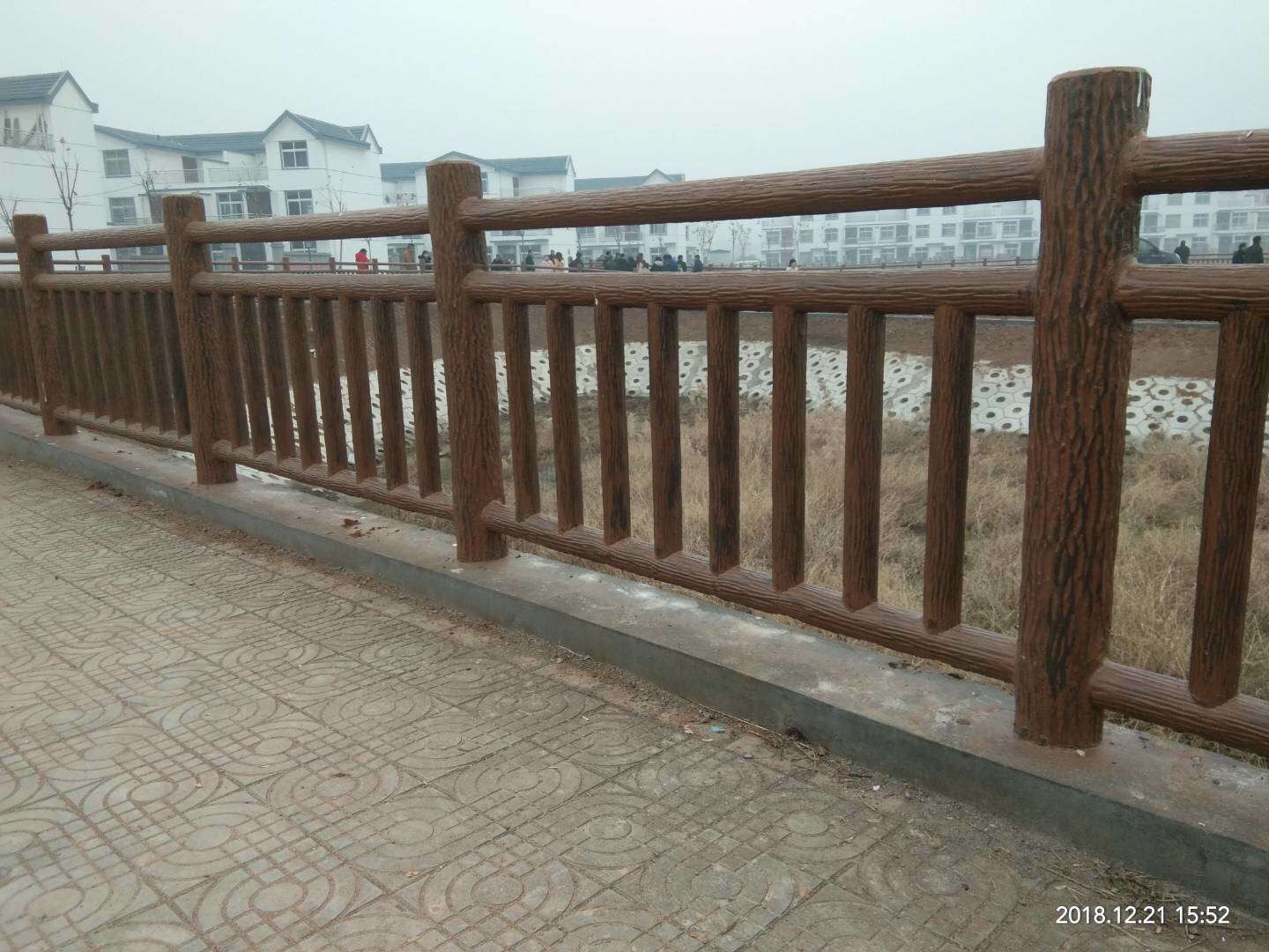 1.8米（mǐ）梯狀仿樹皮護（hù）欄 (5).jpg