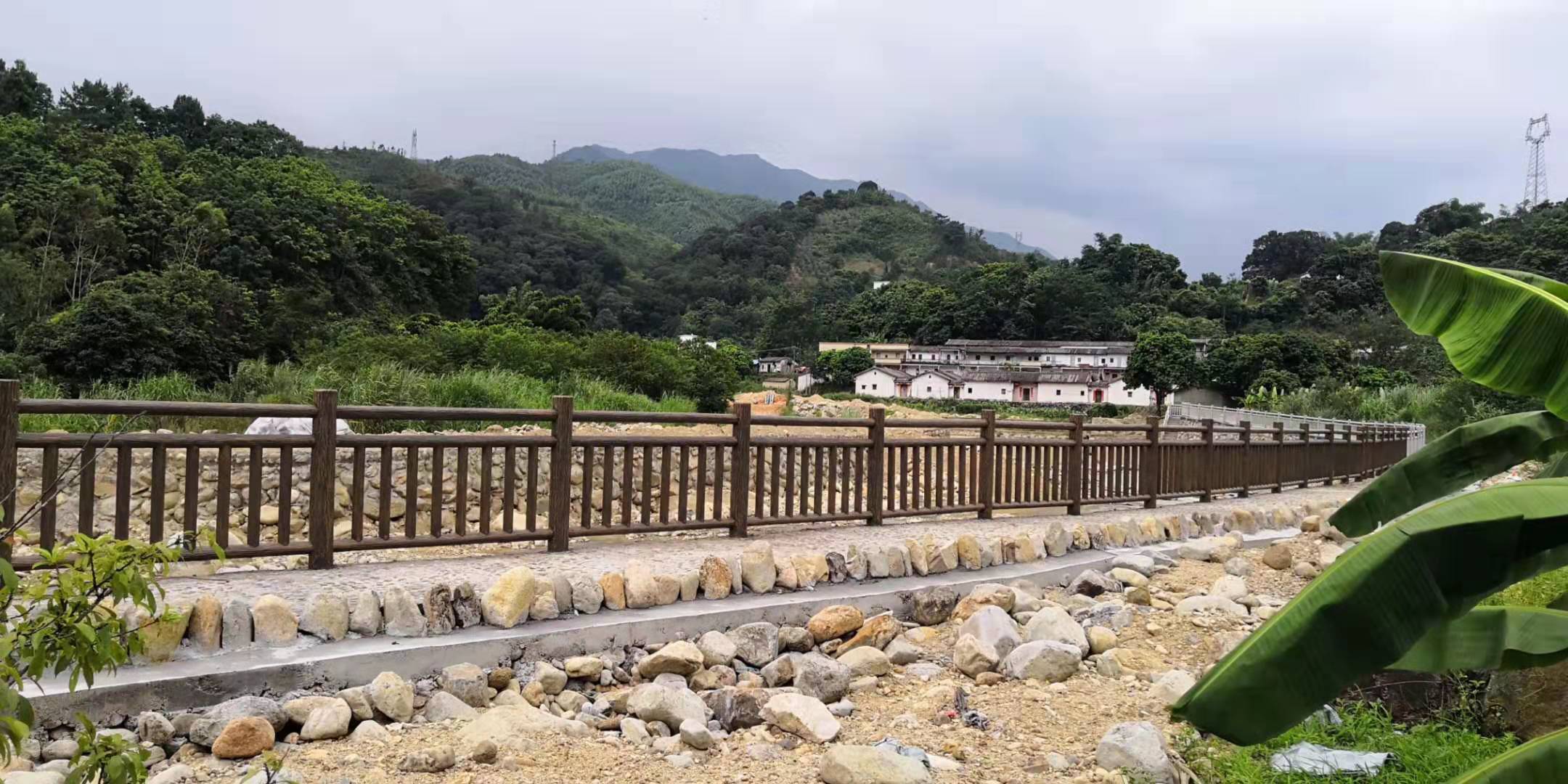 1.8米梯狀仿樹皮護欄 (6).jpg