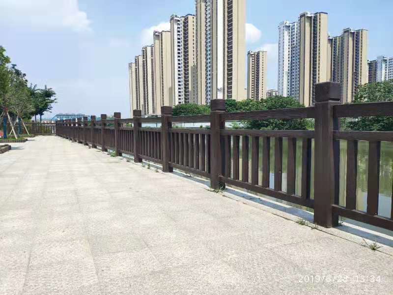 1.8米國標（biāo）仿木護欄 (10).jpg