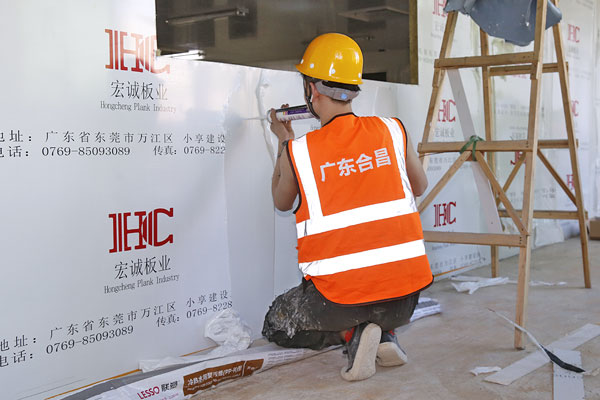 十萬級淨化車間（jiān）施工板（bǎn）縫粘膠